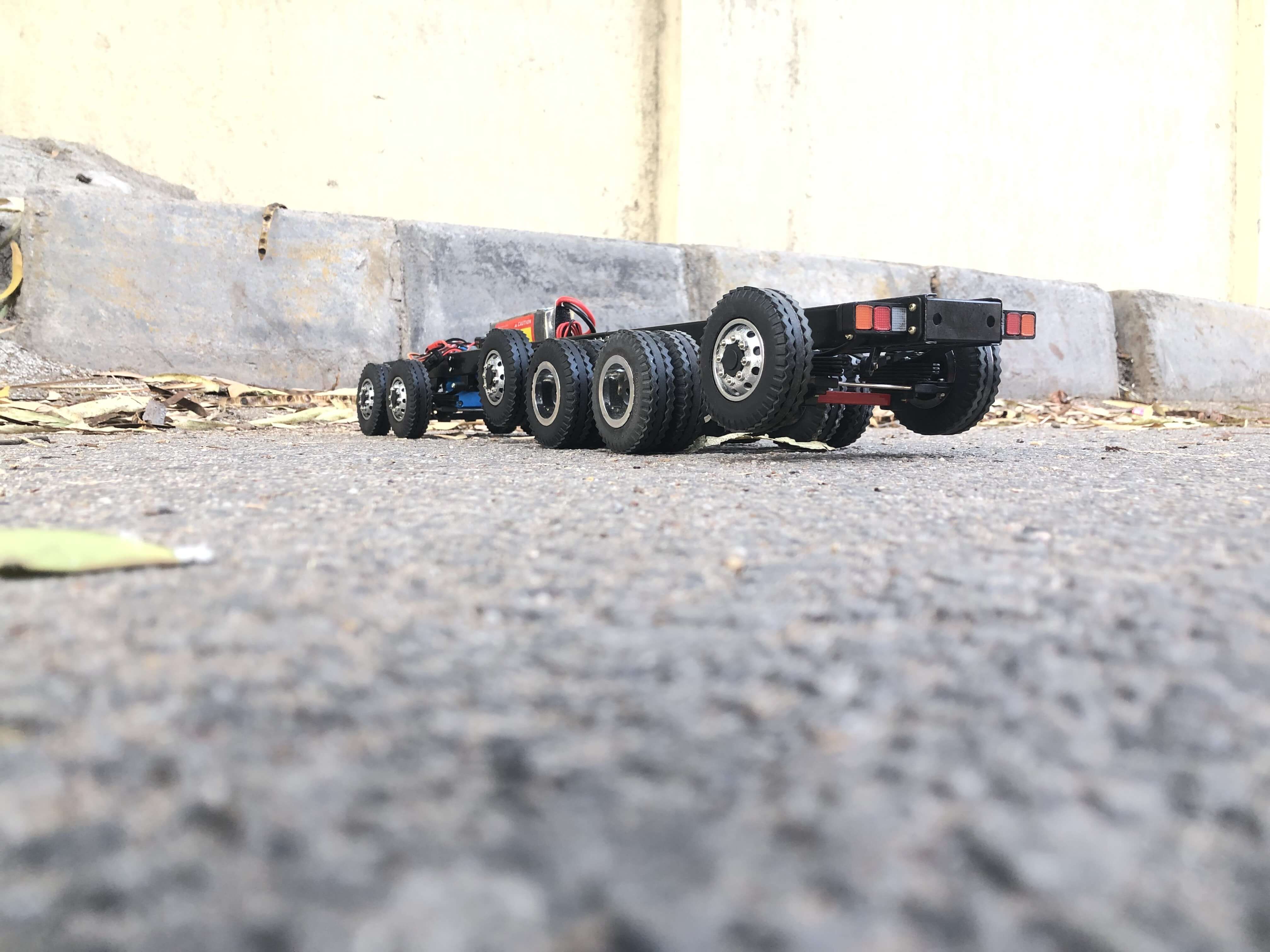 16 Wheel ilft Axle Chassis with Motor-Gearbox and Steering Servo (Rear Multiaxle Drive) (Scale 1:18)