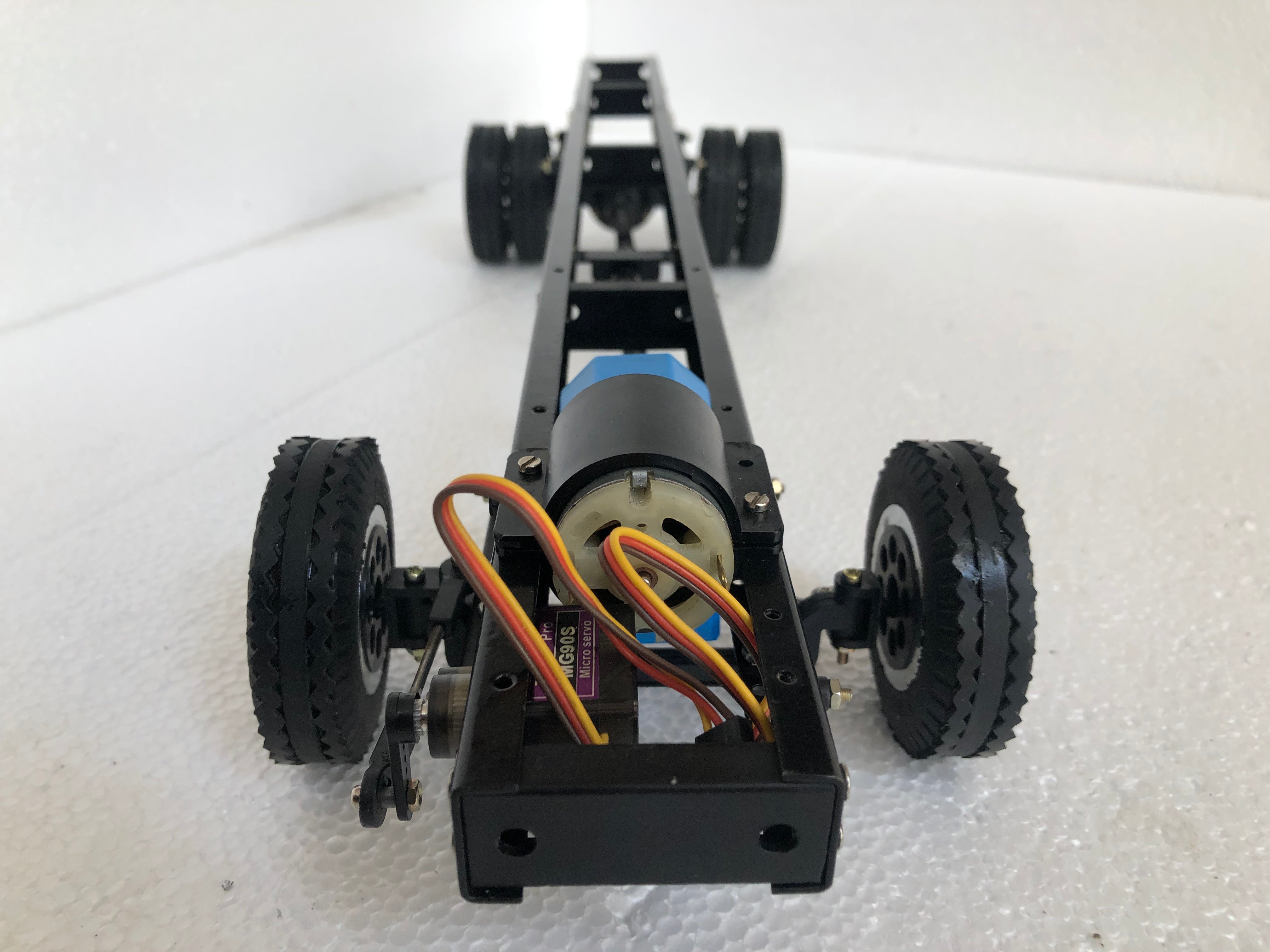 6 Wheel Chassis with Motor-Gearbox and Steering Servo (Scale 1:18)